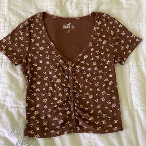 Hollister brown & white floral cropped baby tee. Small, button down. V-neck. New